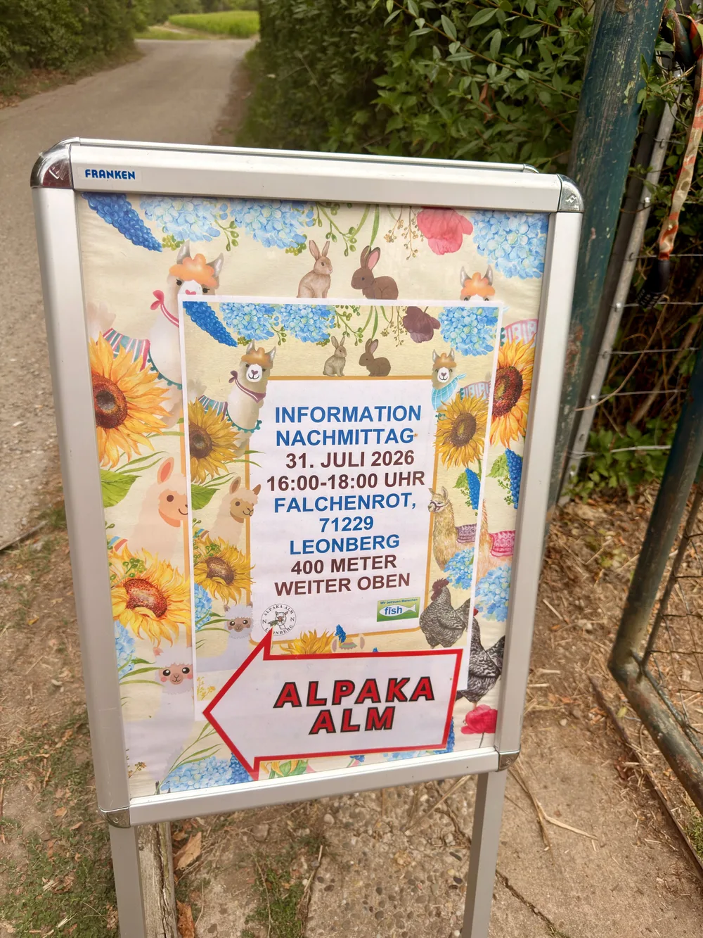 Plakat am Weg: Informationsnachmittag der Alpaka Alm Leonberg am 31. Juli 2026 von 16 bis 18 Uhr, Falchenrot, 71229 Leonberg