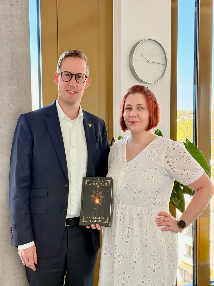 Lord Mayor Tobias Degode and Anna-Mariia Kostiuk with «LeoZeit: Schatten» at Leonberg town hall