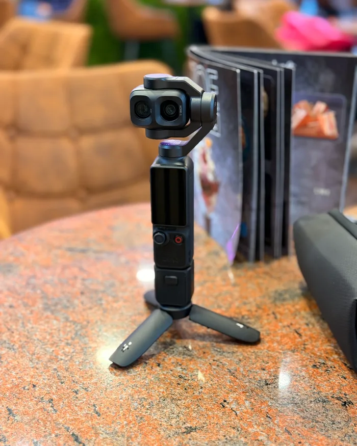 Meine DJI Osmo Pocket 4P auf einem Cafétisch