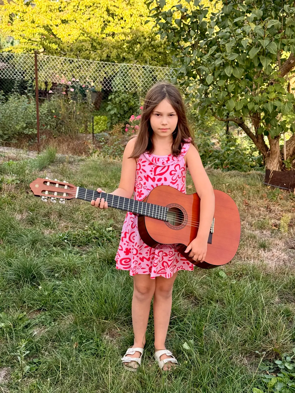 Elaiza con la sua nuova chitarra classica in giardino