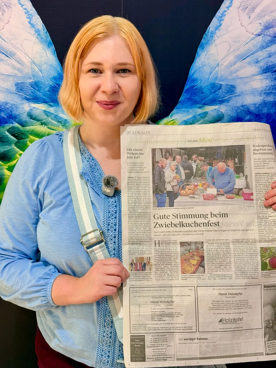 Anna-Mariia Kostiuk mit der Leonberger Kreiszeitung und ihrem Beitrag über «LeoZeit: Schatten»